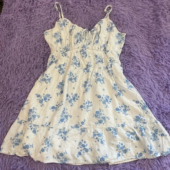 hollister white dress with blue flowers White dainty cute summer dress with pastel blue